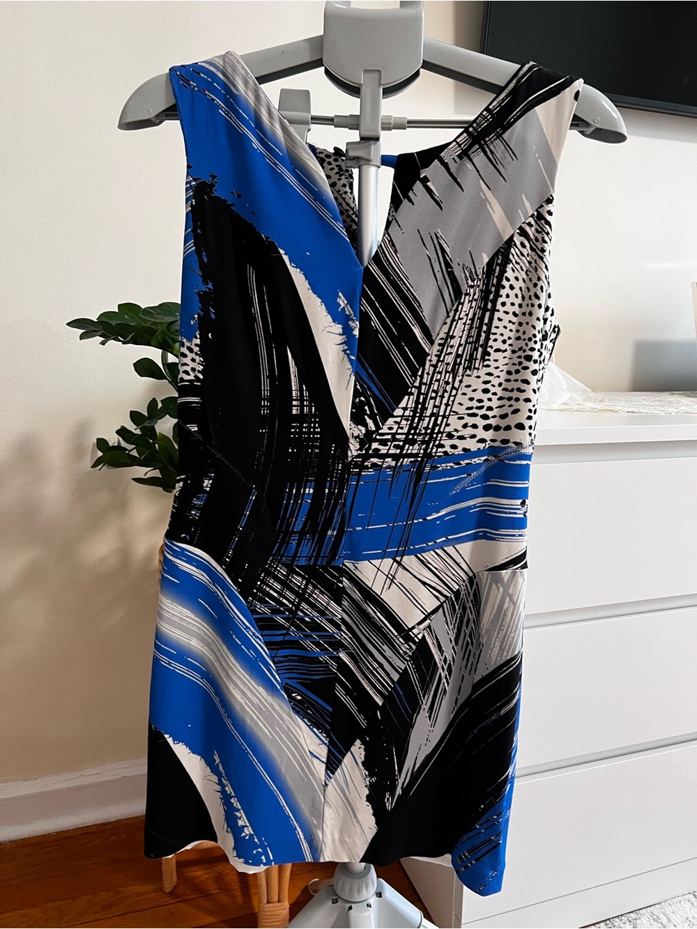 Milly Bold Abstract Print V-Neck Dress in Blue, Black & White Size 6 Made in USA
